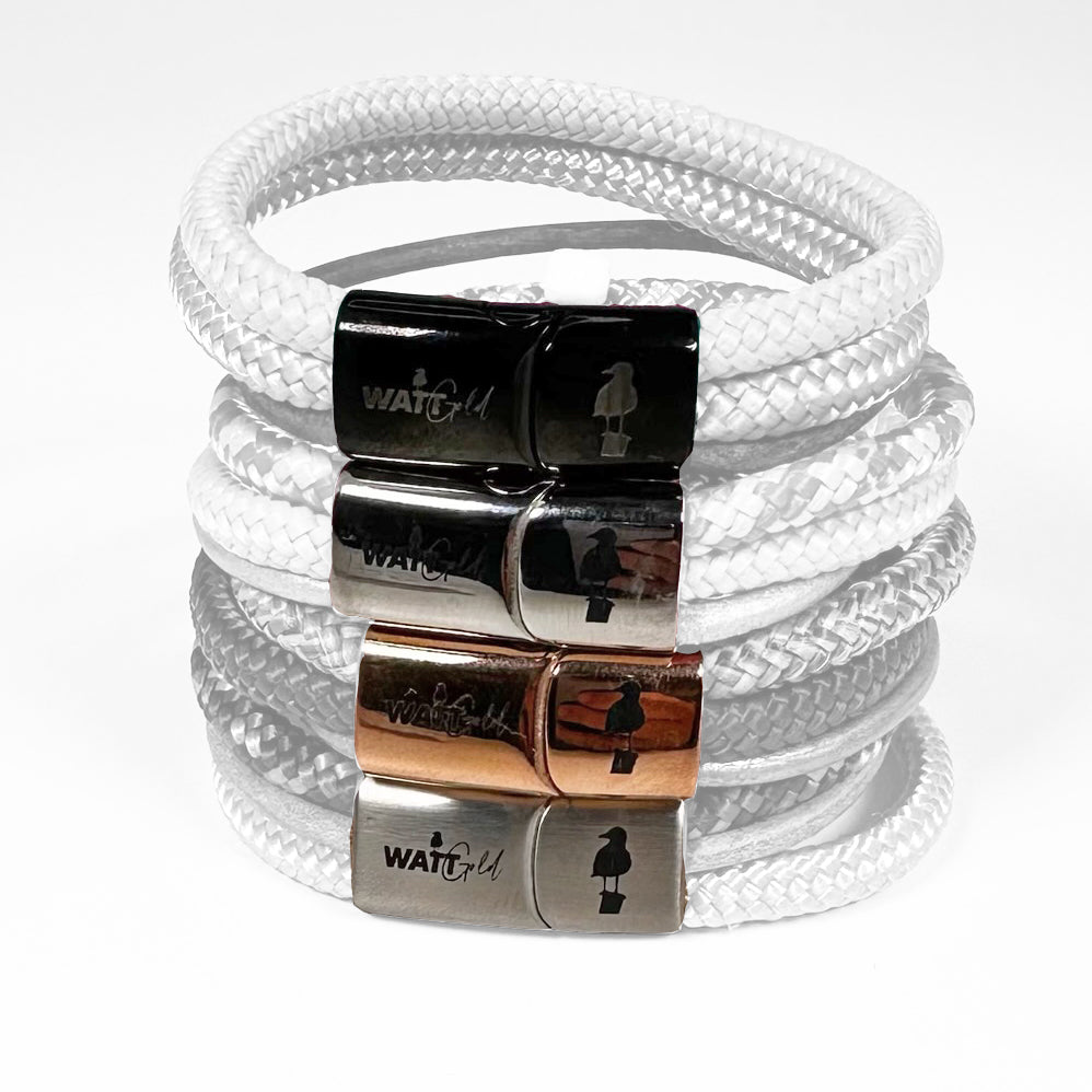 Die „Frühlingsbrise“ von WattGold ist eine Kollektion weißer geflochtener Armbänder mit Metallverschlüssen in Schwarz, Silber, Bronze und Gold. Jeder Verschluss ist mit dem WATCHu-Logo und einem kleinen Silhouetten-Design verziert. Die aufwendige Textur erinnert an Segeltau und Leder und sorgt für ein ordentlich gewundenes Erscheinungsbild.